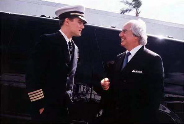 conspicuous luggage tag